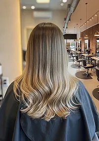 Long balayaged hair straight after its finishing gloss, with very high shine